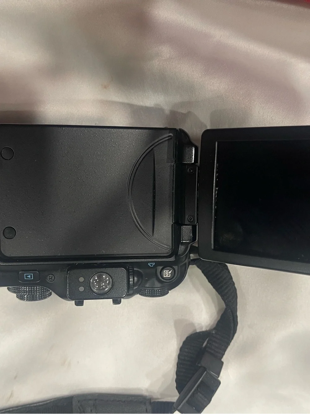 Canon G11 Compact Digital Camera in Black with Neck Strap